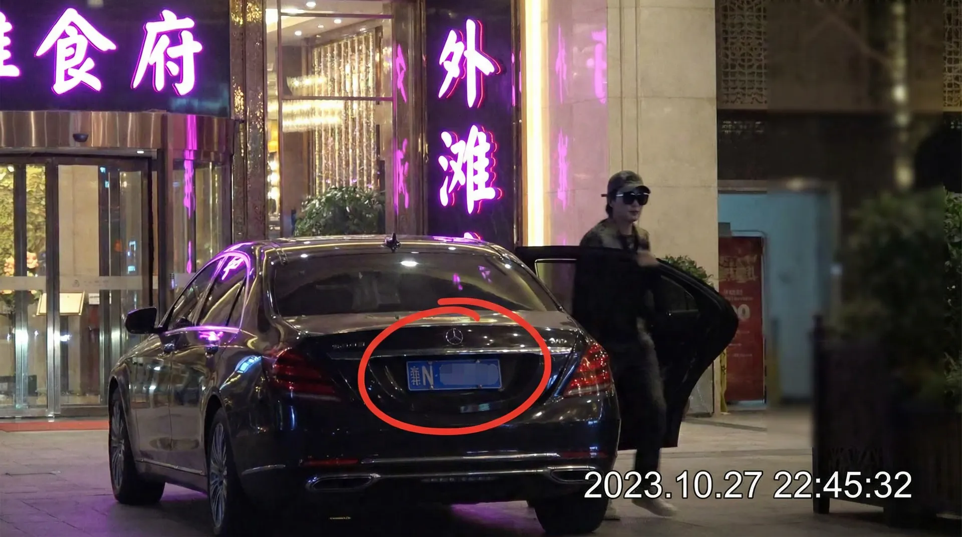 18禁 - 豪车餐厅外被拍